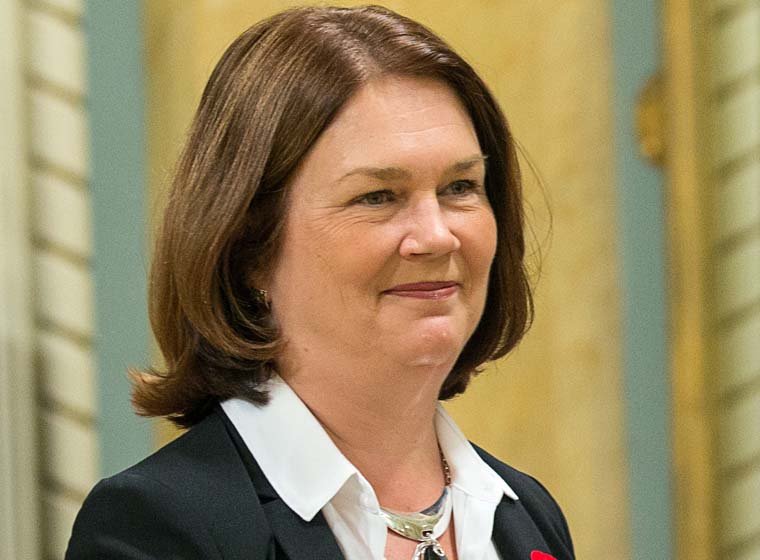 Minister Philpott congratulates youth delegates of annual